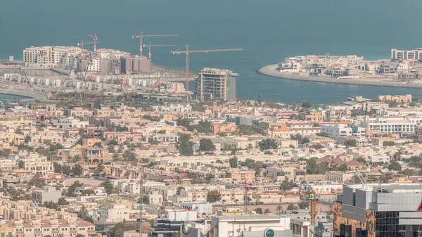 Birleşik Arap Emirlikleri 'nin finans bölgesindeki gökdelenden Dubai' deki apartman ve villaların hava görüntüsü. Adadaki inşaat alanı