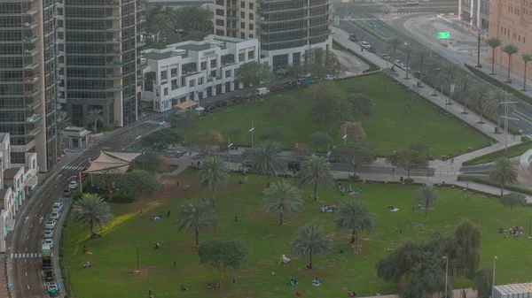 Gramado Verde Sombra Palmeiras Frente Moderno Relógio Arranha Céus Dubai — Fotografia de Stock