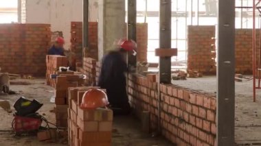 Duvarlar timelapse yapmak için tuğla döşeme tuğla örme ustaları.