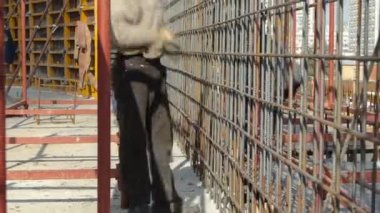 İnşaat İşçileri beton timelapse güçlendirmek için kullanılan çelik çubuklar üzerinde çalışma