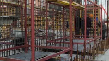 İnşaat İşçileri beton timelapse güçlendirmek için kullanılan çelik çubuklar üzerinde çalışma