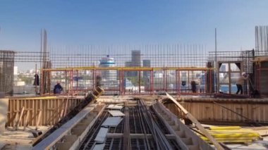 İnşaat İşçileri beton timelapse güçlendirmek için kullanılan çelik çubuklar üzerinde çalışma