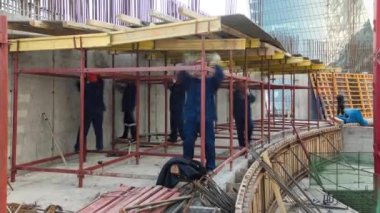 İnşaat İşçileri beton timelapse güçlendirmek için kullanılan çelik çubuklar üzerinde çalışma