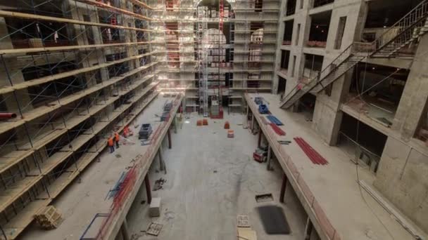 Material de equipamento de construção com andaimes e ferramentas dentro do chão de edifício de alta elevação timelapse — Vídeo de Stock