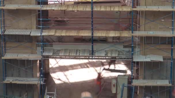 Matériel d'équipement de construction avec échafaudage et outils à l'intérieur du plancher de timelapse de bâtiment de haute élévation — Video