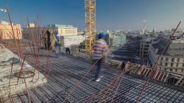 Pracowników budowlanych pracujących na stalowe pręty stosowane do wzmacniania betonu timelapse — Wideo stockowe
