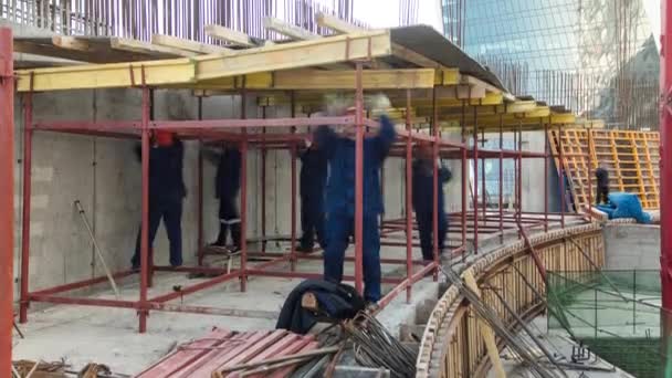 Byggnadsarbetare arbetar på stålstänger som används för att förstärka betong timelapse — Stockvideo