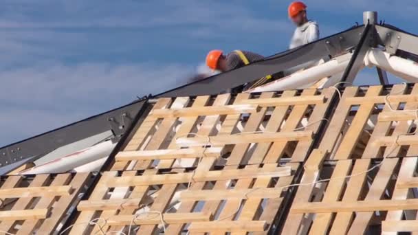 Строители и плотники, работающие на крыше — стоковое видео