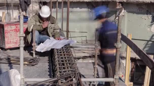 Kovové výztuhy ocelových tyčí pro beton na staveništi. — Stock video