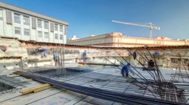 İnşaat alanında beton takviyesi için çelik çubuk inşaat iskeleti demiri takviyesi.