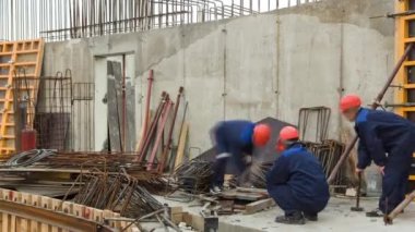 Kaynakçı elektrot ile üretim üretim tesisi timelapse ark yarı otomatik çalışan
