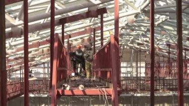 Kaynakçı elektrot ile üretim üretim tesisi timelapse ark yarı otomatik çalışan