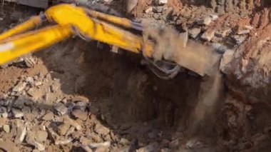 Bir inşaat site timelapse makinede sarı kırıcı