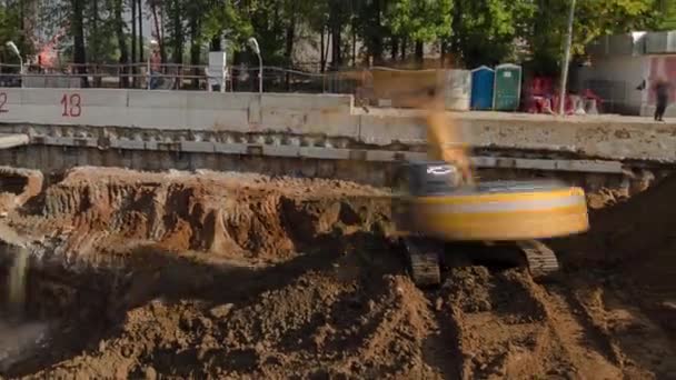 Yellow excavator and jackhammer machine on a construction site timelapse — ストック動画