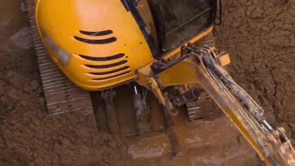 Scavatore giallo su un timelapse cantiere — Video Stock