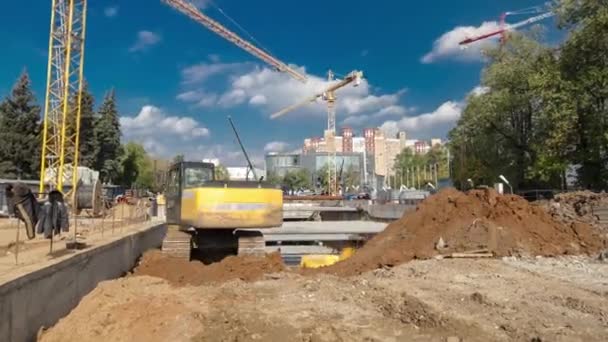 Escavadora amarela em uma timelapse local de construção — Vídeo de Stock