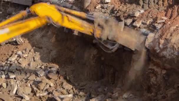 Gele jackhammer machine op een bouw website timelapse — Stockvideo