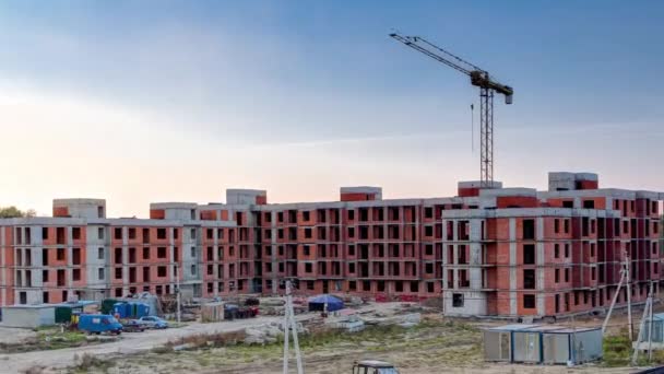 Cantiere con edifici in costruzione e case residenziali a più piani timelapse hyperlapse. — Video Stock