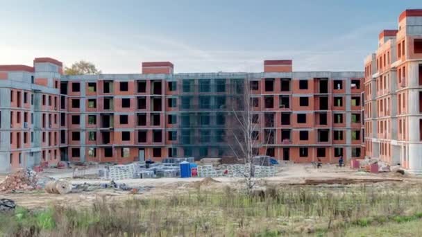 Construction site with buildings under construction and multi-storey residential homes timelapse hyperlapse. — Stok video