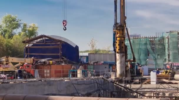 Enorme hoyo de zanja en el sitio de construcción de la línea de metro línea de tiempo del metro. — Vídeos de Stock