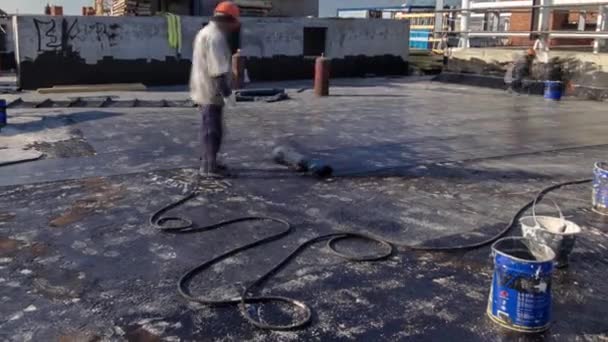 Roofer installazione Copertura feltro con riscaldamento e fusione di rotolo di bitume da torcia sulla fiamma durante la riparazione del tetto timelapse — Video Stock