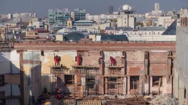 Bricklayers laying bricks to repair old walls timelapse. — Stock Video