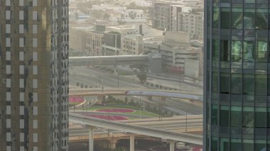 Gökdelenler arasındaki kavşak yollarının yukarıdan inanılmaz hava manzarası. Şehir merkezinde, Dubai otoyolunda trafik vardı.