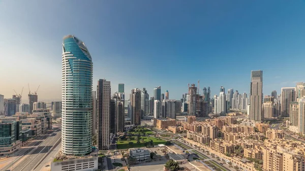 全景显示迪拜的商业区和市中心塔楼空中的早晨时间过去了 旧城区部分摩天大楼及兴建中的新建筑物的屋面景观 — 图库照片