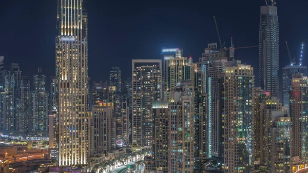 Dubai şehir merkezinin aydınlatmalı mimarisi ile fütüristik gece şehir manzarası zaman çizelgesi. Birçok aydınlık gökdelenler ve kuleler. Bulvarda trafik vardı. Birleşik Arap Emirlikleri.