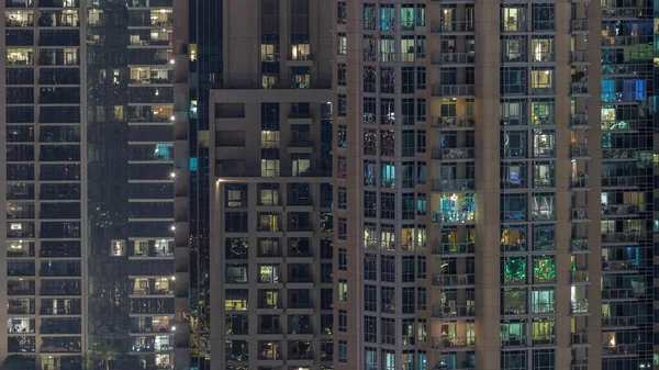 Nagy Ragyogó Ablakok Modern Lakóépületek Timelapse Éjjel Sorokban Ablakok Fény — Stock Fotó