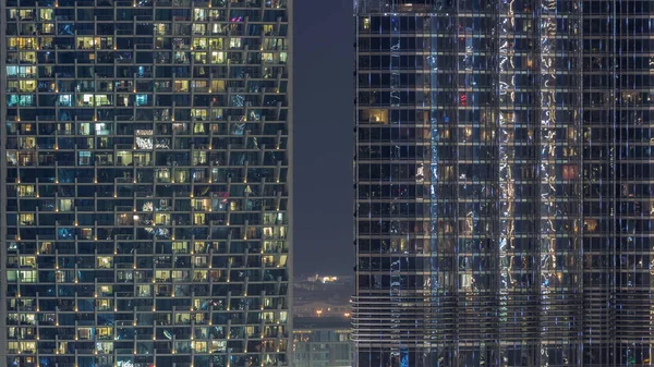 Grandes Janelas Brilhantes Edifícios Apartamentos Residenciais Modernos Timelapse Noite Fileiras — Fotografia de Stock