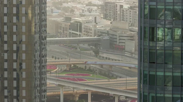 Gökdelenler arasındaki kavşak yollarının yukarıdan inanılmaz hava manzarası. Şehir merkezinde, Dubai otoyolunda trafik vardı.