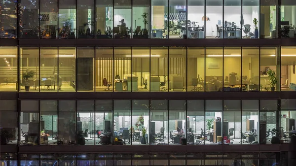 현대식 사무실 건물에 커다랗게 빛나는 창문들은 밤이면 시간이지 늘어선 창문들이 — 스톡 사진