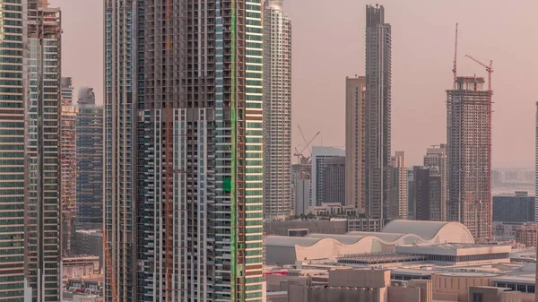 Wysokie Budynki Wielokondygnacyjne Budowie Wiele Dźwigów Timelapse Podnośniki Robotnikami Poruszającymi — Zdjęcie stockowe