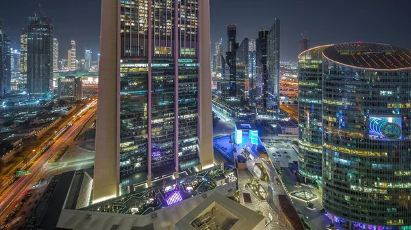 Dubai Uluslararası Finans Merkezi Şehir Merkezindeki Gökdelenler Gece Uçuşları Aydınlatılmış — Stok fotoğraf