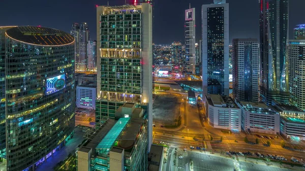 ドバイ国際金融センター超高層ビル空中夜のタイムラプス 駐車場付きの上からのライトアップされたタワービュー — ストック写真