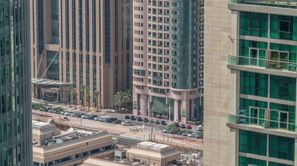 Sheikh Zayed Yolu 'ndaki gökdelenler ve trafik ve Dubai, BAE' deki DIFC zaman çizelgesi. Çatılar ve finans merkezindeki otopark yukarıdan görünüyor..