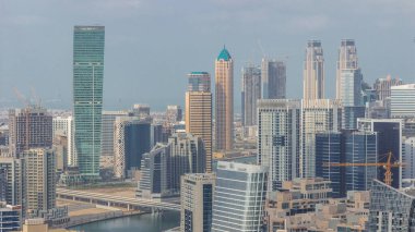 Dubai iş sahası kulelerinin modern mimarisi ile Skyline. Kanal ve şantiyeli hava manzarası