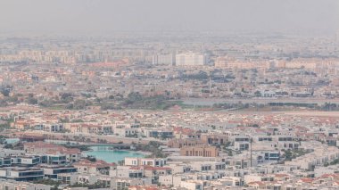 Dubai 'deki birçok apartman dairesinin havadan görüntüsü. Göllü lüks villalar.