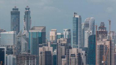 Dubai iş sahası kulelerinin modern mimarisi ile Skyline. İnşaat alanı ile havadan yakın görüntü