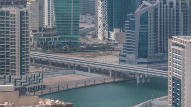 Dubai iş sahası kulelerinin modern mimarisi ile Skyline. Kanal ve inşaat alanının üzerinde köprü olan hava manzarası