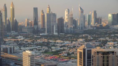 Dubai 'nin finans bölgesindeki gökdelenler. Gün batımında Business Bay bölgesinden birçok kuleye panoramik manzara