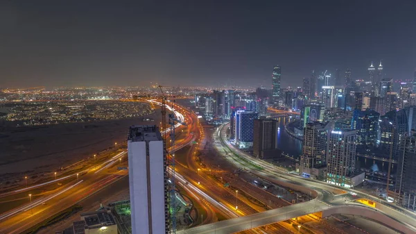 Dubai Sahasının Modern Mimarisi Otobanında Yoğun Trafiği Olan Skyline Gece — Stok fotoğraf