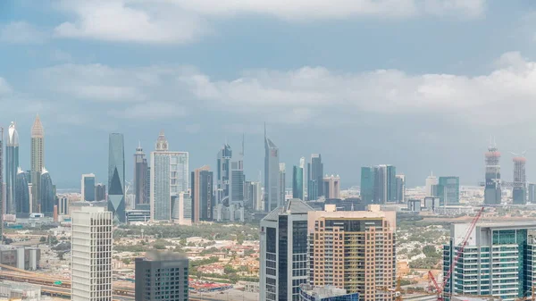 ドバイの金融街やビジネスベイの高層ビルが空中タイムラプス 多くの塔やヴィラへのパノラマビュー 曇った空 — ストック写真