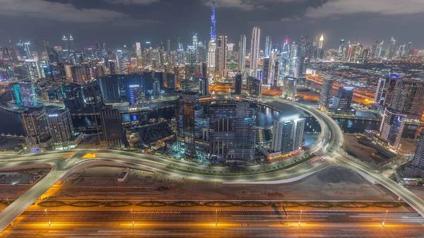 Dubai 'nin panoramik silueti. İş sahası ve şehir merkezi gece zaman çizelgesi yukarıdan. Birçok modern gökdelenin havadan görünüşü. Birleşik Arap Emirlikleri.