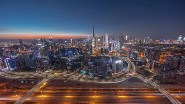 迪拜的全景天际线与商业区和商业区日以继夜地穿行 日落后 许多现代摩天大楼的空中景观 交通繁忙 大不列颠及北爱尔兰联合王国 — 图库照片