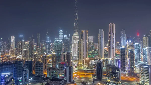 Dubai şehir merkezinin panoramik silueti ve Business Bay semtinin gece zaman çizelgesi. Birçok modern gökdelenin havadan görünüşü. Birleşik Arap Emirlikleri.