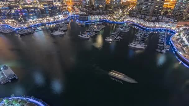 Luxus jacht öböl a város légi éjszaka timelapse Dubai kikötő — Stock videók