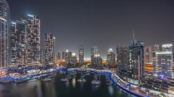 Luxusní jachta záliv ve městě letecké noci timelapse v Dubajském přístavu — Stock video