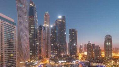 Dubai marinası, limandaki en uzun gökdelenler ve yatlar, gece gündüz, gündüz....